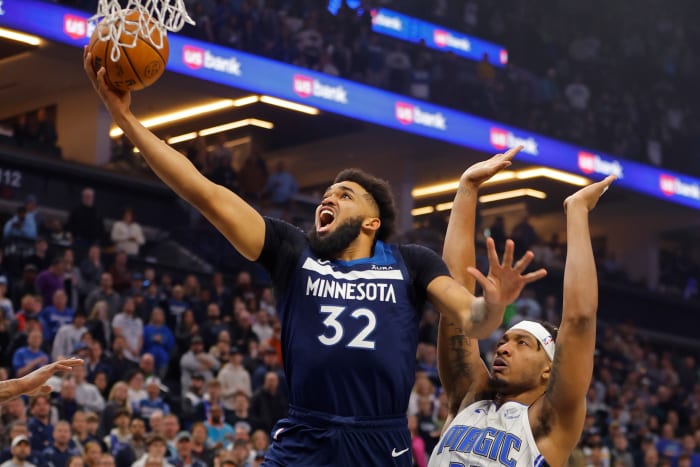 Karl-Anthony Towns shoots a layup